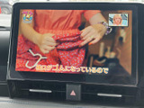 テレビ番組を画面いっぱいに表示でき、停車中の待ち時間に映像を楽しめます。タッチパネルで画面を確認しやすく、車内で過ごすひとときを快適にしてくれる便利なエンターテインメント装備です。
