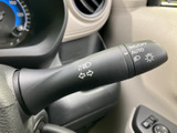 レバー周辺には操作内容を示す表示がまとまり、運転席から確認しやすい設計です。手元で操作を把握しやすく、日々の運転を支える使いやすい装備となっています。