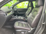 運転席と助手席には厚みのある座面と背もたれが備わり、ゆったりとした着座姿勢を取りやすい印象です。前方の視界も広く、乗り降りの際にも足元を確認しやすい空間です。
