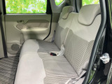 後席は左右にゆとりを感じる座面が広がり、明るい色合いで車内もやさしい印象です。窓から外を見渡しやすく、複数人で乗る日常の移動でも落ち着いて過ごせます。
