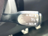 【クルーズコントロール】高速道路もラクラク走行。アクセルを離しても一定速度で走行ができ、長距離運転時の負担を軽減!加速・減速も簡単なスイッチ操作で調整できます。