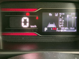 速度やシフト位置、各種案内を表示するメーターで、運転に必要な情報をひと目で確認できます。表示がまとまっており、走行中も状況を把握しやすい構成です。
