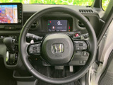 握りやすい形状のステアリングに各種スイッチを備え、手元で車内機能を扱いやすい配置です。メーターも正面に収まり、前方を見ながら必要な情報や操作部を確認しやすい運転席です。