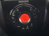 【オートエアコン】一度お好みの温度に設定すれば、車内の温度を検知し風量や温度を自動で調整。暑い&hellip;寒い&hellip;と何度もスイッチ操作をする必要はありません。快適な車内空間には必須の機能ですね♪
