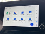 画面には各種メニューが並び、運転支援情報や取扱説明書などを選べる構成です。アイコンと文字で項目を確認でき、必要な機能を探しやすい表示になっています。