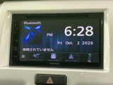 BluetoothやUSB、スマートフォン連携などの選択肢が画面に並び、通勤や遠出の際もお好みの音源や接続方法を選びやすい構成です。日々の移動を快適にサポートします。