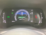 速度やシフト位置、燃料残量などの情報が一つの画面にまとまり、運転中も必要な表示を確認しやすい配置です。明るく見やすい表示で、日々の運転をサポートするメーターまわりです。