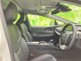 前席はシートやドアまわりが落ち着いた色合いでまとめられ、運転席まで見渡しやすい配置です。座面と背もたれにゆとりがあり、乗り降りの際にも室内のまとまりを感じていただけます。