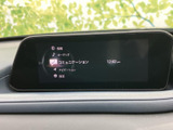 情報やオーディオ、ナビゲーションなどの項目が画面に表示され、目的の機能を確認しやすい構成です。移動中の情報確認や音楽選びなど、日々の運転をサポートします。
