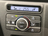【オートエアコン】一度お好みの温度に設定すれば、車内の温度を検知し風量や温度を自動で調整。暑い&hellip;寒い&hellip;と何度もスイッチ操作をする必要はありません。快適な車内空間には必須の機能ですね♪