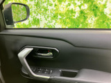 運転席ドアには窓の開閉スイッチがまとまり、走行中も手元で扱いやすい配置です。ドアミラーの確認や窓の換気など、日常の操作に役立つ使いやすさが魅力です。