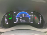 速度や燃料残量などの情報を一画面にまとめて表示し、運転に必要な確認をしやすい構成です。表示が整理されており、日常の運転中にも目を配りやすくなっています。