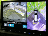 後方の映像に加えて車両周囲の様子も画面で確認でき、駐車時の周囲確認をサポートします。ガイド線も表示されるため、後退時の目安として活用できる便利な装備です。