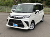 立体感のあるフロントフェイスと、すっきりまとまったボディラインが印象的。白い車体が周囲に明るい印象を添え、街中でも存在感のある佇まいです。前方からの視認性にも配慮されたデザインです。