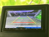 後方の様子を画面で確認でき、駐車やバック時の周囲確認をサポートします。目安となるガイドラインも表示されるため、駐車スペースとの距離感をつかみやすいのが便利です。