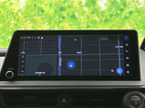 地図が大きく表示され、現在地や周辺の道路を画面上で把握しやすい構成です。縮尺表示や画面端のアイコンも見やすくまとめられ、行き先の確認や目的地までの移動を日常的にサポートします。