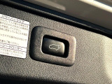 【パワーバックドア】スマートキーや運転席のボタンを押すだけでリアゲートが自動で開閉します!荷物を持っている時や、高い位置にあるバックドアを閉める際に便利な機能です♪