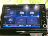 音楽ソースの選択画面には、CD/DVDやラジオ、TVなどの項目が並びます。使いたい音源を画面から選べるため、日常の移動中も好みに合わせた車内時間を過ごせます。