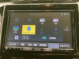 ラジオやBluetooth Audio、USBなどのメニューが一覧で表示され、使いたい音源を選びやすい画面です。ナビや交通情報もまとめて選択でき、日々の移動に活用できます。