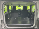後席を前方へ倒すと、荷室側に段差の少ないフラットなスペースが広がります。荷物の形や量に合わせて使いやすく、日常の積み込みにも便利な室内です。