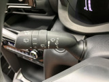 レバー上にワイパー関連のマークが並び、操作内容を視認しやすい構成です。運転席で手元を確認しながら扱いやすく、雨天時など日常の運転を支えます。