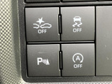 運転席まわりに複数のスイッチがまとまり、表示マークから各項目を見分けやすい配置です。必要な機能を確認しながら使える実用的な構成で、日常の運転を支える装備として便利に活用できます。