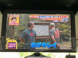 画面いっぱいにテレビ番組が表示され、映像や文字情報を見やすく確認できます。コンテンツを楽しみたい場面で活用でき、同乗中の時間を過ごす際にも便利なモニターです。