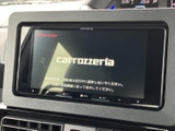 大きく見やすい画面を備えたナビ・オーディオで、目的地の確認や音楽選びもスムーズ。タッチ操作に加えて画面下にも操作部があり、日常使いに取り入れやすい装備です。