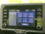 AM・FMやBluetoothなど、オーディオソースを画面上で選べる仕様です。項目がアイコンと文字で表示されるため内容を把握しやすく、聴きたい音源への切り替えも見つけやすい構成です。