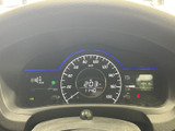 速度やシフト位置などの情報がメーター内にまとまり、運転中にも必要な表示を確認しやすい配置です。表示の見やすさに配慮されたシンプルな構成で、日々の運転をサポートします。