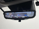 【デジタルインナーミラー】後方に設置されたカメラの映像がルームミラー型の液晶画面に送出されます。トランク内の荷物が満載でも、視界が妨げられることはありません。