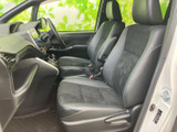 前席はシートの輪郭に沿った落ち着いた配色で、運転席から助手席まで一体感のある室内です。前方の視界が広く、隣の方との会話もしやすい配置。座面や背もたれの形状にも、ゆったりと座れる印象があります。
