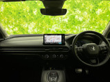 運転席から前方を見渡しやすく、視界の広がりを感じられる室内です。ナビ画面やメーターも目に入りやすい位置にまとまり、日常の移動をサポートします。