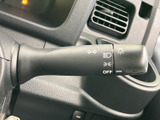 表示がレバー上に見やすくまとめられ、必要な操作を確認しやすい配置です。運転席から手を伸ばしやすい位置にあり、日常の運転で扱いやすい装備です。