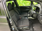 前席は視界が開け、運転席まわりを見渡しやすいレイアウトです。座面や背もたれには模様があしらわれ、落ち着いた色合いで、日々の移動も過ごしやすい空間になっています。