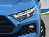 【LEDヘッドライト】悪天候や夜間走行時も良好な視界を確保し安心して運転できる高輝度LEDヘッドライトを装備!点灯速度が早く、消費電力も抑えられています。