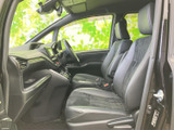 広い窓から外の様子を確認しやすく、運転席と助手席にゆとりを感じる室内です。シートは身体を支える形状で、乗り降りもしやすく、毎日の移動を快適に過ごせます。