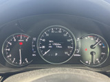 速度や燃料残量などの情報がまとまって表示され、運転に必要な状況を確認しやすいメーター廻りです。中央の表示も見やすく、乗車中の情報把握を日々サポートします。