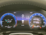 速度や燃料残量などの情報が画面にまとまり、運転に必要な内容を確認しやすい表示です。中央には設定メニューも表示され、状況に応じた情報確認や操作に活用できます。
