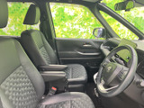 運転席まわりは前方や側方を見渡しやすく、着座時にも周囲を確認しやすい空間です。ゆったりとしたシートにアームレストも備わり、毎日の移動を快適に過ごせます。