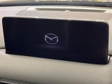 【10.25インチマツダコネクト】車内の雰囲気にマッチした大型ディスプレイ。スマホ接続でのナビ使用やBluetooth再生等、様々な機能が楽しめます。直感的なダイヤル操作が可能で、使い勝手も良好です。