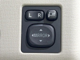 【電動格納ミラー】サイドミラーは電動格納式となっており、狭い駐車場でもキズがつくリスクを抑えられます。