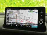 地図上に現在地や周辺の道路が表示され、目的地までのルート確認に役立ちます。画面内の案内表示も見やすく、行き先を設定する際に内容を把握しやすいのが魅力です。