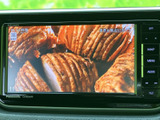 テレビ番組の映像を画面に表示でき、停車中の待ち時間などに映像を楽しめます。音楽やナビとは別の時間の過ごし方ができる、うれしい装備です。