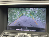 後方の映像にガイドラインが表示され、駐車時に車両周辺を確認する目安として役立ちます。見通しにくい場所での後退も、画面を見ながら落ち着いて操作しやすい装備です。