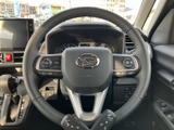 手元にスイッチ類がまとまり、運転姿勢を保ちながら各種機能にアクセスしやすい設計です。握りやすい形状と見やすい配置で、日々の運転を支える操作環境が整っています。