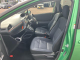前席は運転席と助手席が並び、座面と背もたれには落ち着いた色合いのファブリックを使用しています。前方を見渡しやすい視界と、足元の空間を備えた運転席まわりです。