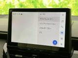 画面上に機能項目が整理され、目的の情報を見つけやすい表示です。画面脇には各種メニューへのアイコンも並び、ドライブ前の設定や移動中の確認を直感的に行いやすい構成です。