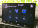 ラジオやテレビなどの音源が一覧で表示され、使いたい項目を見つけやすい画面構成です。日々の移動中に好みの音源を選びやすく、操作する際も表示を確認しながら使えます。