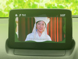 テレビ映像を画面で楽しめる装備です。停車中の待ち時間などに番組を視聴でき、車内で過ごす時間を有効に活用いただけます。操作も画面上で確認しやすく、使いやすさにも配慮されています。